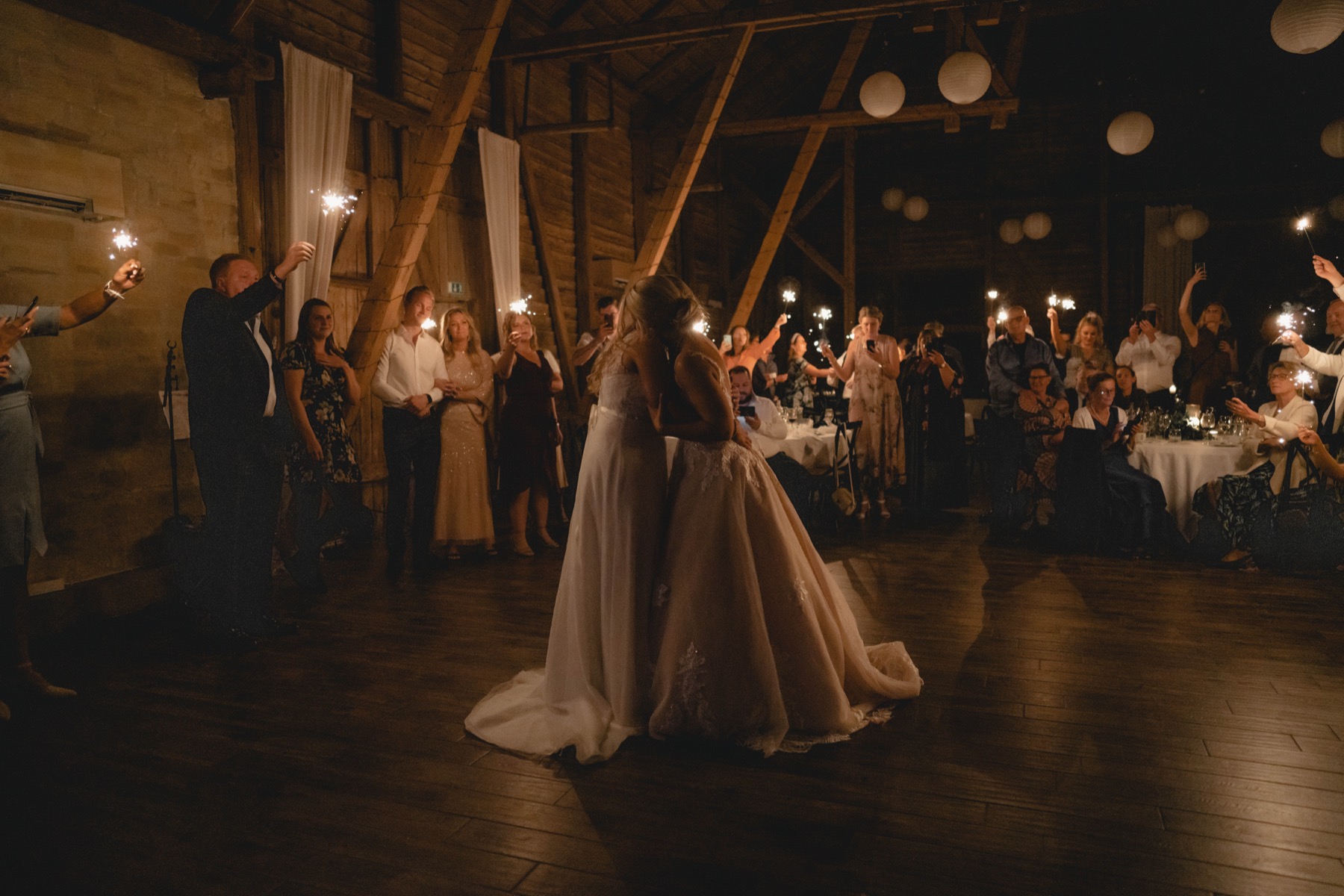 Brudpar som dansar under ljusslingor